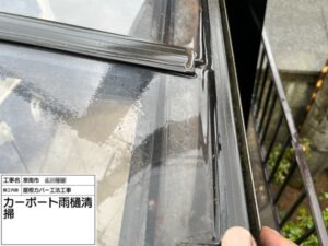 大阪府泉南市でスレート屋根雨漏り修理〈カバー工法〉　雨樋清掃