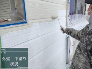 鹿児島県鹿屋市の雨漏り修理　外壁塗装業の様子