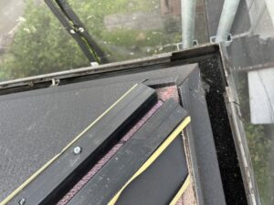 大阪府泉南市でスレート屋根雨漏り修理〈カバー工法〉　捨て水切り設置