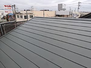 新しい屋根材の施工（横暖ルーフ）