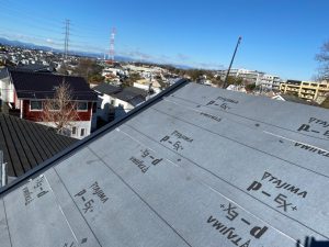 横浜市青葉区のカバー工法による屋根修理　防水シート施工