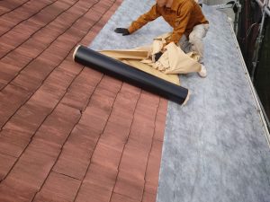 横浜市青葉区でカバー工法（屋根上葺き工事）　ルーフィング施工の様子