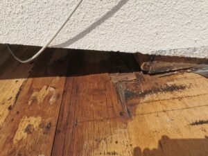 京都市南区の葺き替え工事による雨漏り修理　施工中写真