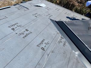 横浜市青葉区のカバー工法による屋根修理　防水シート施工