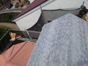 横浜市青葉区でカバー工法（屋根上葺き工事）　ルーフィング施工の様子