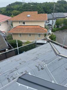 川崎市麻生区のカバー工法による屋根修理　ルーフィングの施工