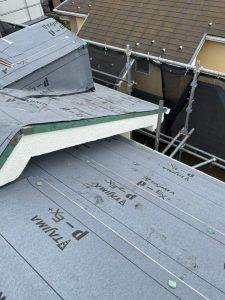 横浜市磯子区のカバー工法（屋根上葺き工事）　ルーフィング施工の様子