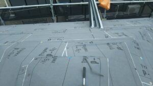 横浜市泉区のカバー工法による屋根修理　板金撤去・防水シート施工