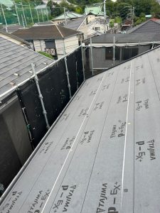 藤沢市でカバー工法による屋根修理　防水シート施工