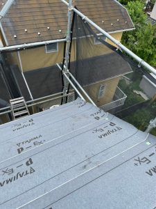 横浜市磯子区のカバー工法（屋根上葺き工事）　ルーフィング施工の様子