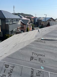 横須賀市のカバー工法による屋根修理　施工中写真
