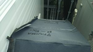 横浜市青葉区のカバー工法による屋根修理　下屋根防水シート施工
