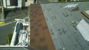 横須賀市のカバー工法による屋根修理　施工中写真