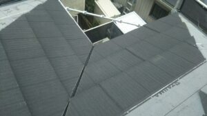 横浜市泉区のカバー工法による屋根修理　屋根材施工の様子