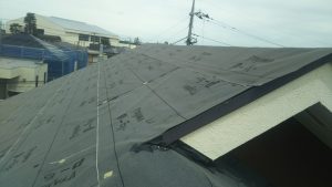 カバー工法による屋根修理 　防水シート新設