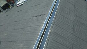 横浜市泉区のカバー工法による屋根修理　棟板金施工の様子