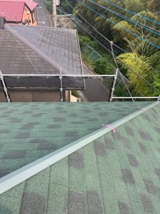 横浜市西区のカバー工法による屋根修理　棟部分などの施工の様子
