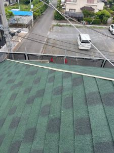 横浜市西区のカバー工法による屋根修理　棟部分などの施工の様子