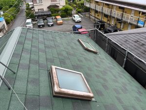 横浜市西区のカバー工法による屋根修理　天窓施工の様子