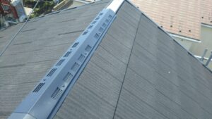 横浜市泉区のカバー工法による屋根修理　換気棟施工の様子