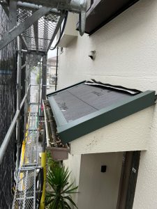横浜市西区のカバー工法による屋根修理　下屋施工の様子