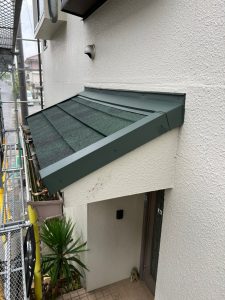 横浜市西区のカバー工法による屋根修理　下屋施工の様子