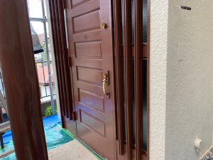 横浜市磯子区にて外壁塗装　玄関ドアなどの塗装