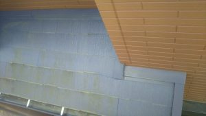 カバー工法による屋根修理　下屋根の施工前