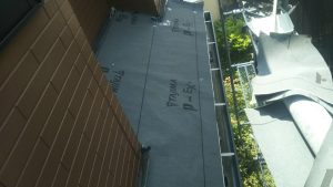 カバー工法による屋根修理　下屋根の施工中