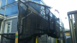厚木市にてカバー工法による屋根修理　足場設置・養生作業