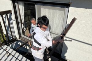 横浜市の雨漏り修理・天井改修工事　窓枠撤去の様子
