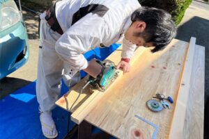 横浜市の雨漏り修理・天井改修工事　木材加工作業の様子
