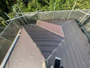 さいたま市岩槻区のカバー工法による屋根修理　スーパーガルテクト施工の様子
