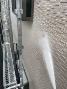 横浜市港北区の外壁塗装　高圧洗浄の様子
