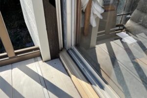 横浜市の雨漏り修理・天井改修工事　窓枠設置作業