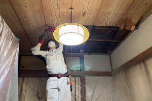 横浜市の雨漏り修理・天井改修工事　天井撤去の様子
