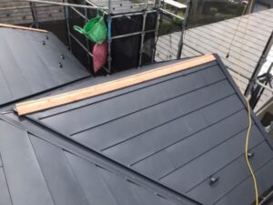 屋根材の施工、貫板の施工