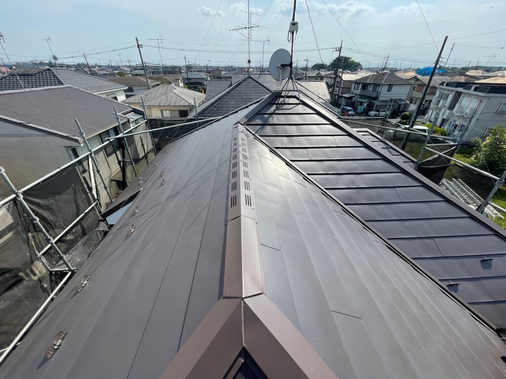 さいたま市緑区にてカバー工法〈スレートから横暖ルーフ〉 施工後