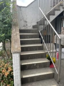 鹿児島市郡元町にて外壁塗装施工前（階段）