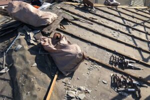 横浜市磯子区にて天井からの雨漏り修理　屋根材撤去