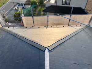 さいたま市浦和区にてカバー工法による屋根修理　貫板・棟板金新設