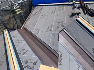 さいたま市岩槻区で屋根の葺き替え工事　谷部分の施工の様子
