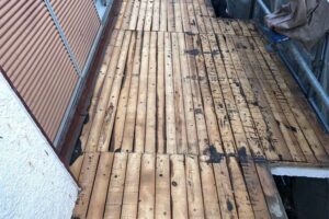 横浜市磯子区にて天井からの雨漏り修理　下屋根既存屋根材撤去
