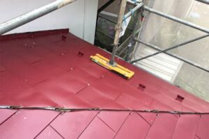 横浜市金沢区でカバー工法による雨漏り修理　下屋根屋根材新設