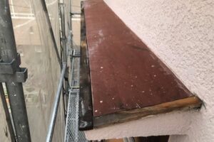 横浜市磯子区にて天井からの雨漏り修理　庇板金工事