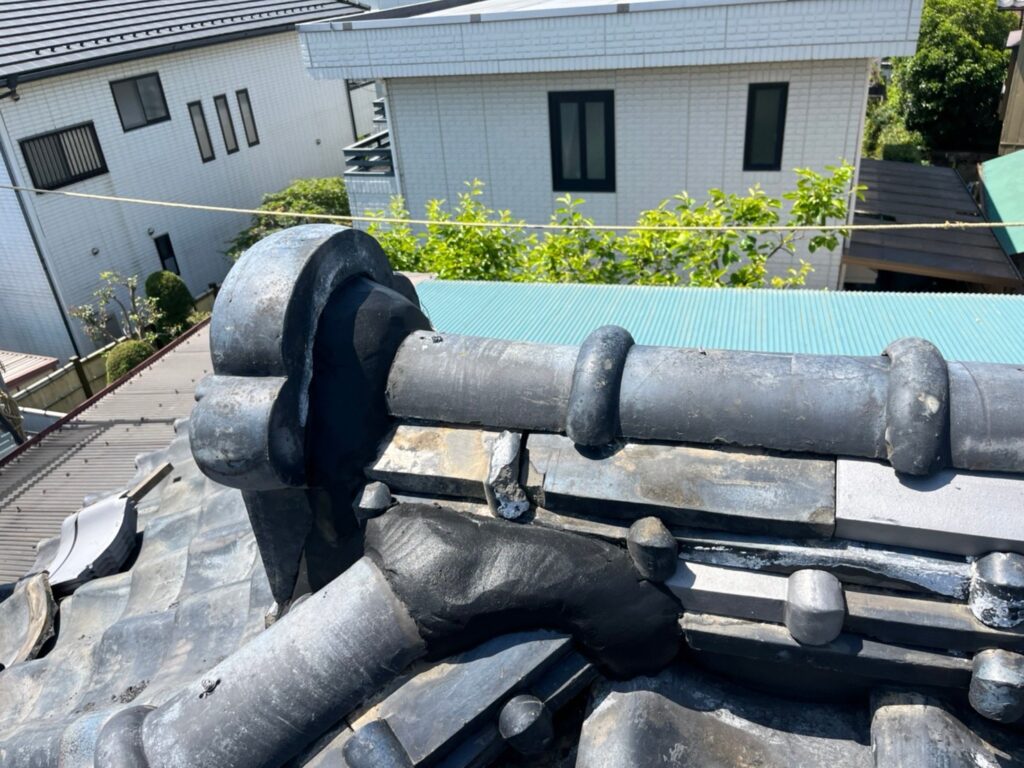 春日部市で棟瓦積み直し・漆喰工事　施工前写真