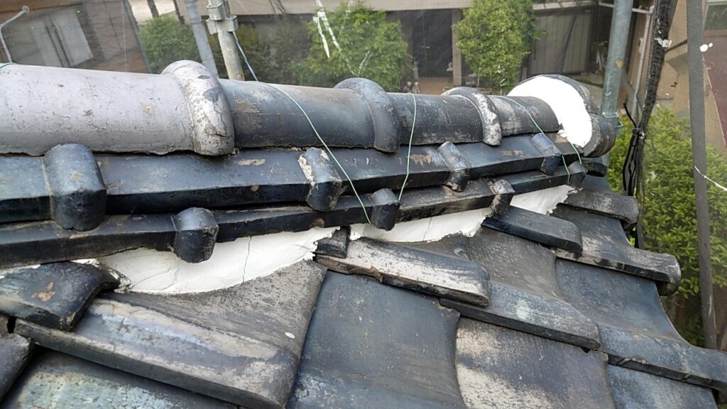 春日部市で棟瓦積み直し・漆喰工事　施工前写真