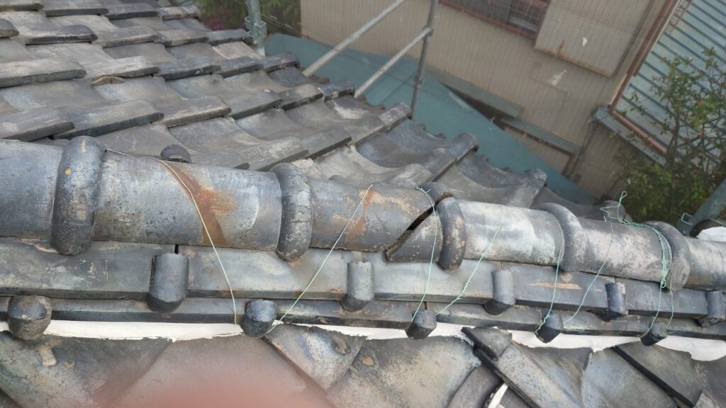 春日部市で棟瓦積み直し・漆喰工事　施工前写真