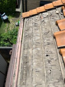 さいたま市大宮区で瓦屋根葺き直しによる雨漏り修理　施工前写真