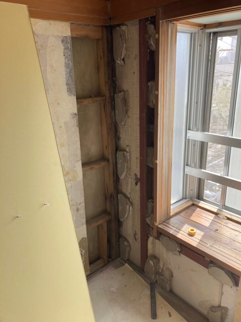 雨漏りで劣化したクロスとボードの撤去